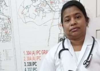 സ്റ്റെതസ്കോപ്പും വെള്ള കോട്ടും ധരിച്ച് ‘ഡോക്ടറായി’; രോഗികളെ പരിശോധിക്കാനൊരുങ്ങവേ വ്യാജ ഡോക്ടറെ കൈയ്യോടെ പൊക്കി ജീവനക്കാര്