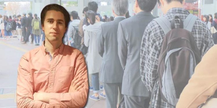 standing in line | Bignewslive