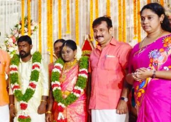 നഗരസഭയുടെ മകൾ രഞ്ജിനിക്ക് മാംഗല്യം; അമ്മയായി നരസഭാധ്യക്ഷ, കൈപിടിച്ച് കൊടുത്തത് എംപി; വരണമാല്യം നൽകി എംഎൽഎ, വരനെ സ്വീകരിച്ചത് കളക്ടർ; നാടിന്റെ കല്യാണം