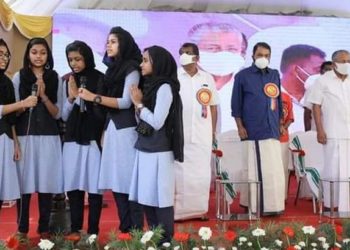 പൊതുചടങ്ങില്‍ പ്രാര്‍ഥനാഗാനം ആലപിച്ച് തട്ടമിട്ട വിദ്യാര്‍ഥിനികള്‍: കര്‍ണാടകയ്ക്ക്  കേരളത്തിന്റെ രാഷ്ട്രീയ മറുപടി