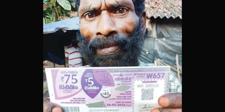 കുടുംബം പോറ്റാന് പകലന്തിയോളം പാടത്തും പറമ്പിലും അധ്വാനം: ഒടുവില് മധുവിന് 75 ലക്ഷം സമ്മാനിച്ച് ഭാഗ്യദേവത