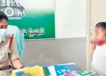 കണക്ക് അധ്യാപിക തല്ലി; പരാതിയുമായി മൂന്നാം ക്ലാസുകാരൻ പൊലീസ് സ്റ്റേഷനിൽ