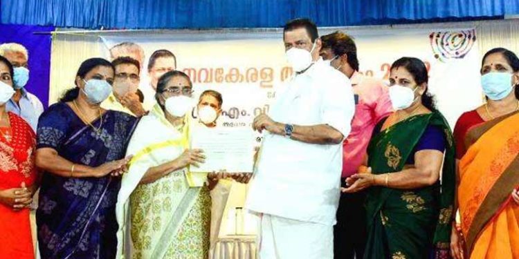 സുരക്ഷിതമായി തലചായ്ക്കാൻ ഒരിടമില്ലാത്തവർക്ക് വീടൊരുക്കാൻ ഭൂമി വിട്ട് നൽകി രാധമ്മ ടീച്ചർ; വനിതാദിനത്തിൽ നാടിന് കൈത്താങ്ങായി പ്രഖ്യാപനം; ഫ്ളാറ്റ് ഒരുങ്ങും