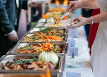 പത്രത്തിലെ വിവാഹപരസ്യം കണ്ട് ക്ഷണിക്കാത്ത കല്യാണത്തിന് ഭക്ഷണം കഴിക്കാനെത്തി; പ്രമുഖ ഓഡിറ്റോറിയത്തിൽ ടെക്‌നോപാർക്ക് ജീവനക്കാരും വിദ്യാർത്ഥികളും പിടിയിലായി