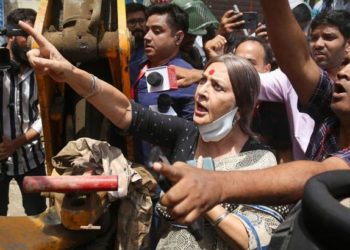 കോടതി ഉത്തരവ് നടപ്പിലാക്കാനാണ് ഞാന് വന്നത്: കെട്ടിടങ്ങള് പൊളിച്ചുനീക്കുന്ന ബുള്ഡോസറുകളെ നേരിട്ടിറങ്ങി തടഞ്ഞ് ബൃന്ദ കാരാട്ട്, കൈയ്യടിച്ച് ജനം