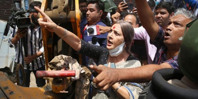 കോടതി ഉത്തരവ് നടപ്പിലാക്കാനാണ് ഞാന്‍ വന്നത്: കെട്ടിടങ്ങള്‍ പൊളിച്ചുനീക്കുന്ന ബുള്‍ഡോസറുകളെ നേരിട്ടിറങ്ങി തടഞ്ഞ് ബൃന്ദ കാരാട്ട്, കൈയ്യടിച്ച് ജനം