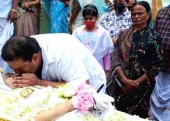 അമ്മയുടെ മൃതശരീരം ഫ്രീസറിൽ വെച്ച്, ഇടറിയ മനസുമായി തട്ടിൽ കയറി നടനായ മകൻ; കണ്ണീർക്കാഴ്ച