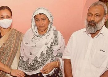 ഹജ്ജിന് പോകാന് പണത്തിനായി വില്ക്കാന് കാത്തുവച്ച സ്ഥലം ഭൂരഹിതര്ക്ക്; മാതൃകയായി ഹനീഫയും ജാസ്മിനും, അഭിനന്ദിച്ച് മന്ത്രിമാര്