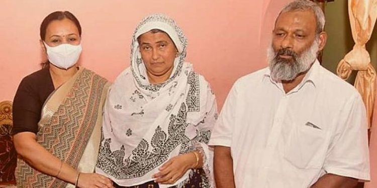 ഹജ്ജിന് പോകാന് പണത്തിനായി വില്ക്കാന് കാത്തുവച്ച സ്ഥലം ഭൂരഹിതര്ക്ക്; മാതൃകയായി ഹനീഫയും ജാസ്മിനും, അഭിനന്ദിച്ച് മന്ത്രിമാര്