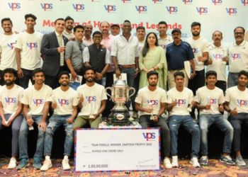 സന്തോഷ് ട്രോഫി താരങ്ങളുടെ അപൂര്‍വ സംഗമ വേദി! വാക്ക് പാലിച്ച് ഷംഷീര്‍ വയലില്‍: കേരളാ ടീമിന് ഒരു കോടി രൂപ സമ്മാനിച്ചു