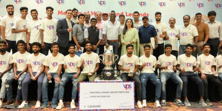 സന്തോഷ് ട്രോഫി താരങ്ങളുടെ അപൂര്വ സംഗമ വേദി! വാക്ക് പാലിച്ച് ഷംഷീര് വയലില്: കേരളാ ടീമിന് ഒരു കോടി രൂപ സമ്മാനിച്ചു