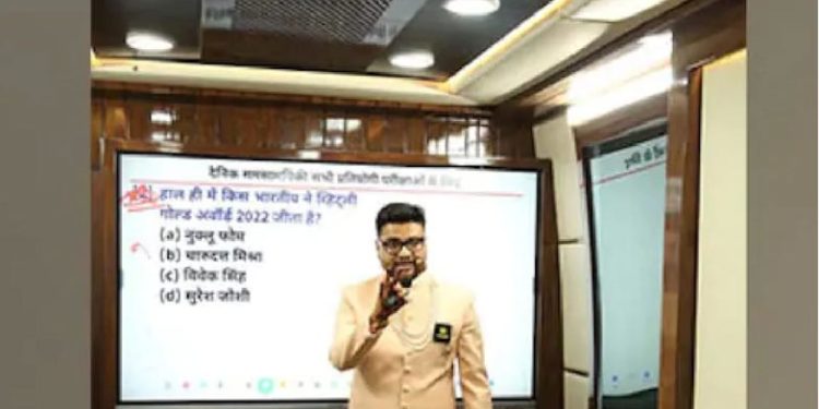 വിവാഹദിനത്തിലും ക്ലാസ്സിന് അവധിയില്ല; വരന്റെ വേഷത്തില് ക്ലാസ്സെടുത്ത് അധ്യാപകന്