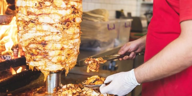 പഴകിയതില് മാത്രമല്ല, ഫ്രഷ് ചിക്കനിലും പൂര്ണ്ണമായി വേവാത്തതിലും സാല്മൊണെല്ല ഉണ്ടാവും: ശരീരത്തിലെത്തി നാലഞ്ച് മണിക്കൂറിനുള്ളില് പണി തുടങ്ങും