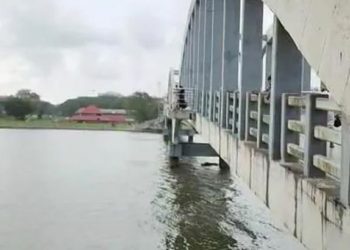 ആലുവയില് മക്കളെ തള്ളിയിട്ട് അച്ഛനും പുഴയില് ചാടി മരിച്ചു