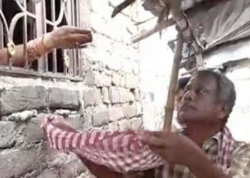 മകന്റെ മൃതദേഹം വിട്ടുകിട്ടാൻ സർക്കാർ ആശുപത്രിയിൽ നൽകേണ്ടത് അരലക്ഷം രൂപ; തെരുവിൽ ഭിക്ഷയാചിച്ച് ദമ്പതികൾ; ജീവനക്കാർ അനധികൃതമായി പണം വാങ്ങുന്നത് പതിവെന്ന് പരാതി