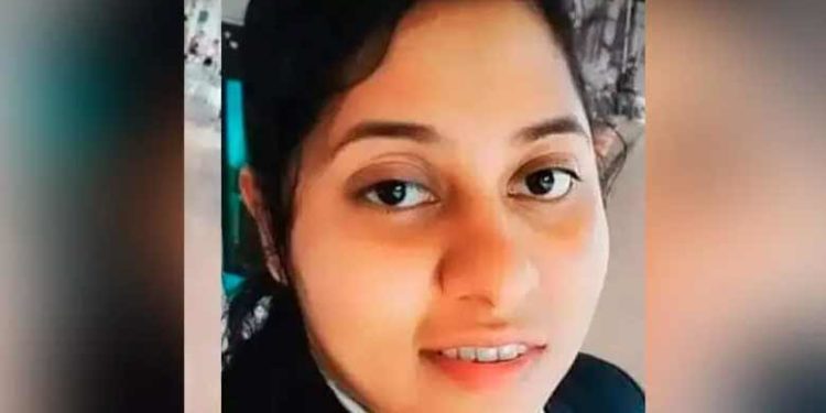 ടിടിഇ എന്ന് പരിചയപ്പെടുത്തി യുവാവിനെ വിവാഹം ചെയ്തു; ജോലി വാഗ്ദാനം ചെയ്ത് പലരിൽ നിന്നും പണം പറ്റിച്ചു; ഇരിട്ടി സ്വദേശിനി ബിനിഷ ഒടുവിൽ പിടിയിൽ