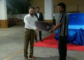 ബോക്‌സോഫീസില്‍ കുതിച്ച് വിക്രം: ലോകേഷ് കനകരാജിന് ആഡംബര കാര്‍ സമ്മാനിച്ച് കമല്‍ഹാസന്‍