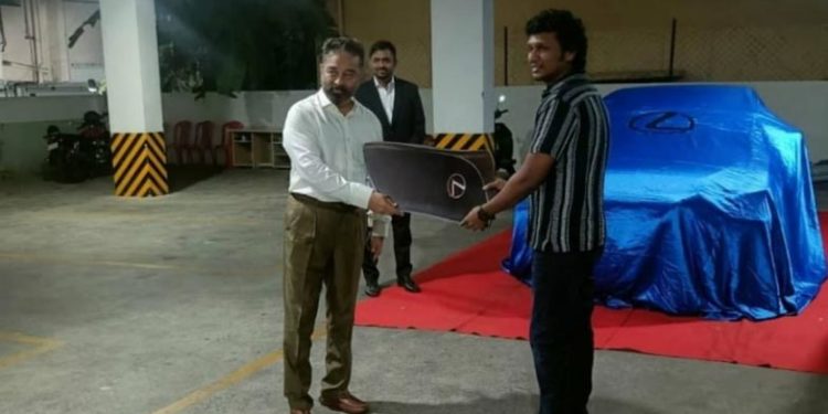 ബോക്സോഫീസില് കുതിച്ച് വിക്രം: ലോകേഷ് കനകരാജിന് ആഡംബര കാര് സമ്മാനിച്ച് കമല്ഹാസന്