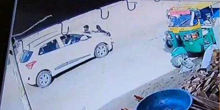 വാഹനം നിർത്താൻ ആവശ്യപ്പെട്ട പോലീസുകാരനെ ഇടിച്ച് ബോണറ്റിൽ കയറ്റി ഒരു കിലോമീറ്ററോളം കൊണ്ടുപോയി കാർ ഡ്രൈവർ;  പ്രോത്സാഹിപ്പിച്ച് ഭാര്യ; ഒടുവിൽ സംഭവിച്ചത്