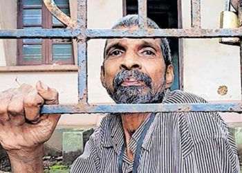 ഒന്നര വർഷമായി വീട്ടുകാർ തടങ്കലിലിട്ടു; രണ്ടാഴ്ചയിൽ ഒരിക്കൽ വലിച്ചെറിയുന്ന പൊറോട്ട മാത്രം ഭക്ഷണം; വേദനകൊണ്ട് നിലവിളിച്ച വയോധികനെ രക്ഷിച്ച് നാട്ടുകാർ