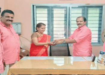 മൂന്നര പതിറ്റാണ്ട് കാലത്തെ അധ്യാപനത്തിനു ശേഷം പടിയിറങ്ങി, താക്കോൽ കൈമാറിയത് ഭാര്യയ്ക്ക്; അപൂർവ്വമായി ഒരു യാത്രയയപ്പും ചുമതല കൈമാറലും