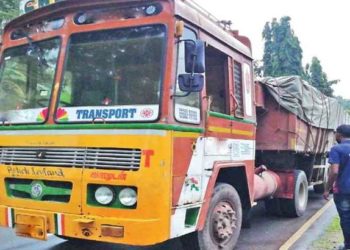 മദ്യപിച്ച് മയങ്ങിയ ഡ്രൈവർ ലോറി നടുറോഡിൽ നിർത്തി ഉറങ്ങി; സഹായി മറ്റൊരു ലോറിയിൽ സ്ഥലം വിട്ടു; ഒടുവിൽ യാത്രക്കാരുടെ ഭീഷണി നീക്കി പോലീസ്