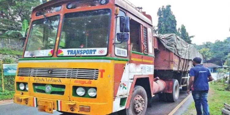 മദ്യപിച്ച് മയങ്ങിയ ഡ്രൈവർ ലോറി നടുറോഡിൽ നിർത്തി ഉറങ്ങി; സഹായി മറ്റൊരു ലോറിയിൽ സ്ഥലം വിട്ടു; ഒടുവിൽ യാത്രക്കാരുടെ ഭീഷണി നീക്കി പോലീസ്