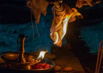 മന്ത്രവാദത്തിലൂടെ ജീവൻ തിരികെ വരുമെന്ന് വിശ്വാസം; 14കാരിയുടെ മൃതദേഹം സൂക്ഷിച്ചത് നാലുദിവസം; ദുർഗന്ധം വമിച്ചതോടെ ഇടപെട്ട് നാട്ടുകാരും പോലീസും