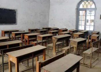 പാലക്കാട് സ്കൂളിൽ നാലാം ക്ലാസ് വിദ്യാർത്ഥിയുടെ ശരീരത്തിലൂടെ പാമ്പ് കയറിയിറങ്ങി; പ്രതിഷേധവുമായി നാട്ടുകാർ