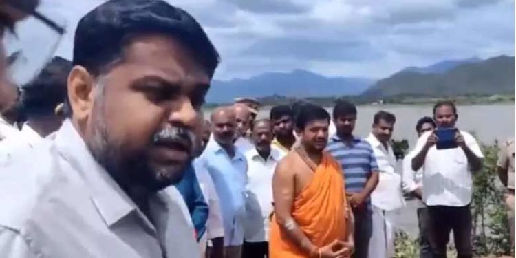 റോഡ് നിർമ്മാണത്തിന് ഭൂമി പൂജ; ചർച്ചിലെ ഫാദറും പള്ളിയിലെ ഇമാമും എവിടെ? മതപരമായ ചടങ്ങ് ഉപേക്ഷിച്ച് ഡിഎംകെ എംപി