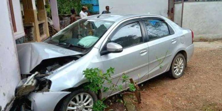 നിയന്ത്രണം വിട്ട് കാർ ഗേറ്റും ചുറ്റുമതിലും തകർത്ത് വീട്ടിലേക്ക് ഇടിച്ചുകയറി; ഓടിയെത്തി രക്ഷിക്കാൻ ശ്രമിച്ച വീട്ടുടമയെ കാറിലുണ്ടായിരുന്നവർ മർദ്ദിച്ചു; സംഭവം കൊല്ലത്ത്