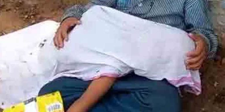 രണ്ടു വയസുകാരനായ സഹോദരന്റെ മൃതദേഹം മടിയിൽ; ആംബുലൻസ് തേടിപോയ പിതാവിനെ റോഡരികിൽ കാത്തിരിക്കുന്ന എട്ടുവയസുകാരൻ; നോവായി ചിത്രം