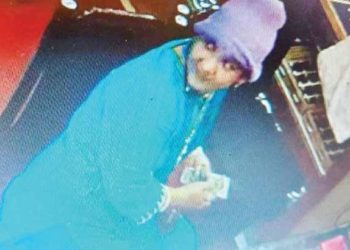 മൂന്ന് ജോഡി കമ്മലും കൈചെയിനും വാങ്ങി പണം നൽകി, മാലയ്ക്ക് അഡ്വാൻസും നൽകി മടങ്ങി; സിസിടിവിയിൽ കണ്ടത് യുവതി രണ്ട് മാലകൾ കടത്തുന്നത്; ഞെട്ടൽ