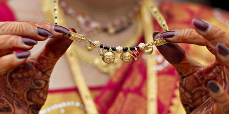 പൊളിയാണ് ഈ ‘മലയാളീസ്’; ബസിൽ വെച്ച് നഷ്ടപ്പെട്ട താലിമാല പോലീസ് വഴി യാത്രക്കാരിക്ക് തിരികെ നൽകി; ബസ് ജീവനക്കാർക്ക് അഭിനന്ദനം