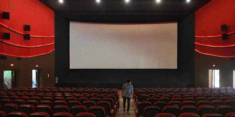 സിനിമ കാണാനെത്തിയത് മദ്യലഹരിയിൽ; ജീവനക്കാർ ടിക്കറ്റ് നൽകാത്തതിൽ പ്രതിഷേധിച്ച് കൈത്തണ്ട മുറിച്ച് യുവാവും സഹോദരിയും; സംഭവം കോട്ടയത്ത്