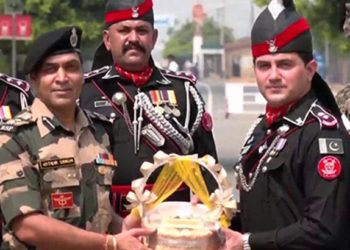 എഴുപത്തിയഞ്ചാം സ്വാതന്ത്ര്യദിനം: പാകിസ്താന് സൈനികര്ക്ക് മധുരം കൈമാറി ഇന്ത്യന് സൈനികര്
