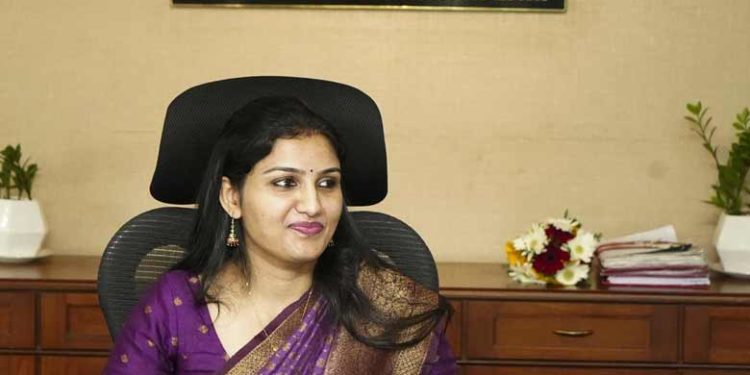 വകതിരിവ് ഇല്ലേ? രാവിലെ 8.30ക്ക് അവധി പ്രഖ്യാപിച്ചു; പ്രവർത്തനം ആരംഭിച്ച സ്‌കൂളുകൾ അടയ്‌ക്കേണ്ടെന്ന് അറിയിപ്പ്; എറണാകുളം കളക്ടർ എയറിൽ!