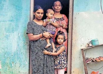 കൊച്ചുമക്കളെ ഊട്ടാൻ മുത്തശ്ശി ഭിക്ഷാടനത്തിനിറങ്ങി; സഹായവുമായി ജനമൈത്രി പൊലീസെത്തി