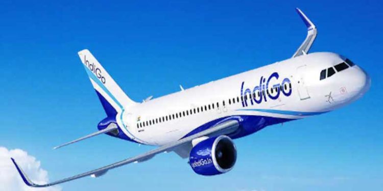 പെൺസുഹൃത്തിനോട് ചാറ്റ് ചെയ്ത് യാത്രികൻ; സംശയം പ്രകടിപ്പിച്ച് സഹയാത്രികയായ യുവതി; വിമാനം വൈകിയത് ആറ് മണിക്കൂർ!