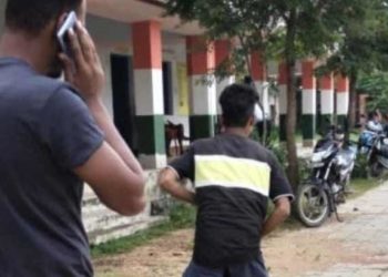 പ്രാക്ടിക്കൽ പരീക്ഷയ്ക്ക് മാർക്ക് കുറഞ്ഞു; വിദ്യാർത്ഥികൾ അധ്യാപകനെ മരത്തിൽകെട്ടിയിട്ട് തല്ലി