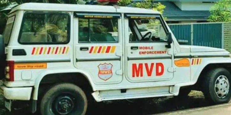 16പേരെ കുത്തിക്കയറ്റി ഓട്ടോറിക്ഷ ചീറിപ്പാഞ്ഞു; പിടികൂടി എംവിഡി; 4000 രൂപ പിഴ; ലൈസൻസും തെറിക്കും; സംഭവം മലപ്പുറത്ത്