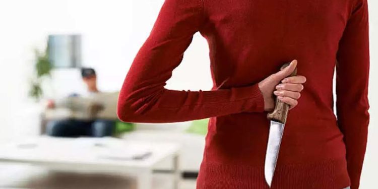 ഭർത്താവിനെ കൊല്ലാൻ 26കാരിയുടെ ക്വട്ടേഷൻ ഏറ്റെടുത്ത് കാമുകൻ,കേസ് ഭയന്ന് ജീവനൊടുക്കി; ദിവസങ്ങൾക്ക് ശേഷം’മരിച്ച’ഭർത്താവ് വീട്ടിൽ തിരിച്ചെത്തി