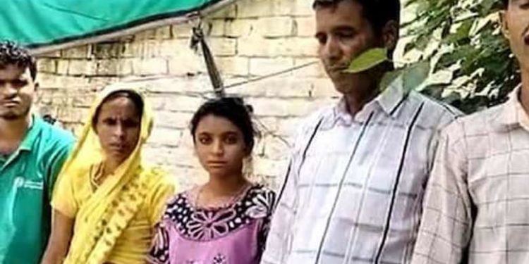 മക്കളുടെ ചികിത്സയ്ക്കായി സ്വന്തമായുണ്ടായിരുന്ന എല്ലാം വിറ്റു; തെരുവിൽ അഭയം തേടേണ്ടി വന്ന ഹിന്ദു കുടുംബത്തിന് തണലായി മുസ്ലിം സഹോദരങ്ങൾ; അയൽക്കാരുടെ നന്മയ്ക്ക് ആദരം