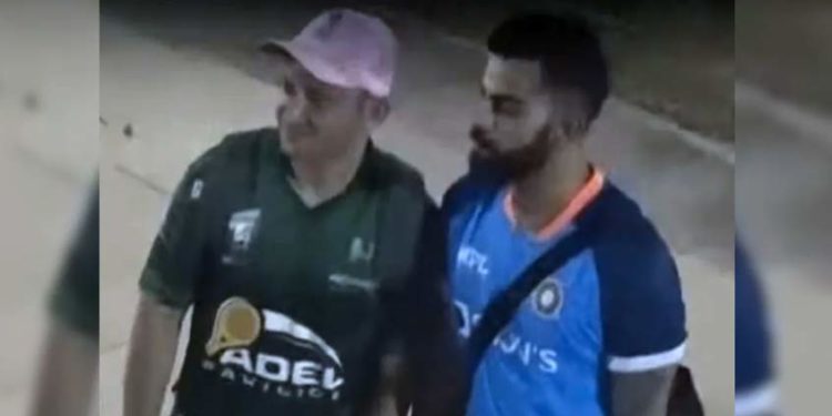 ‘സാർ നിങ്ങളുടെ കടുത്ത ആരാധകനാണ്, ഒരു സെൽഫി എടുത്തോട്ടെ?’; പാക്ക് ആരാധകന്റെ ആഗ്രഹം സഫലീകരിച്ച് വിരാട് കോലി