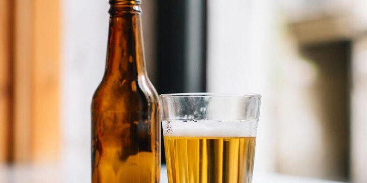 ‘കുടിയെടാ, ആര് ചോദിക്കാനിരിക്കുന്നു’: പത്ത് വയസുകാരനെ മദ്യം കുടിപ്പിച്ച് ചെറിയച്ഛന്റെ ക്രൂരത; യുവാവ് അറസ്റ്റില്