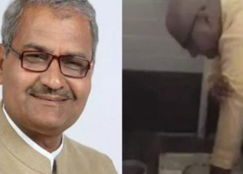 ‘ശുചിത്വം പാലിക്കുന്നത് കടമയെന്നാണ് മോഡിയും ഗാന്ധിജിയും പറഞ്ഞത്’: സ്കൂളിലെ ശുചിമുറി വെറും കൈകൊണ്ട് വൃത്തിയാക്കി എംപി