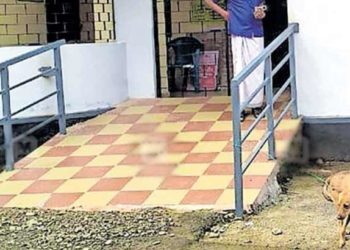 തെരുവ് നായ്ക്കളെ എത്തിച്ചാല്‍ 500 രൂപയെന്ന് തെറ്റിദ്ധാരണ പരത്തി; പഞ്ചായത്ത് ഓഫീസിന് മുന്നില്‍ കെട്ടിയിട്ട നിലയില്‍ നായ്ക്കള്‍