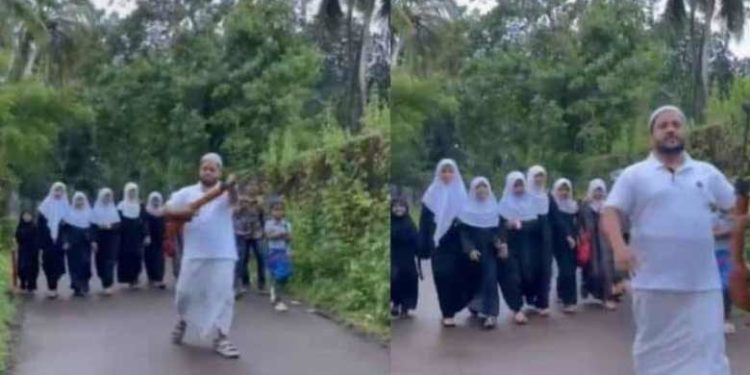 തെരുവ് നായ ആക്രമണത്തിൽ നിന്നും കുട്ടികളെ രക്ഷിക്കാൻ തോക്കുമായി മുന്നിൽ നടന്ന് രക്ഷിതാവ്; വൈറൽ