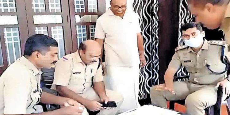 വിവാഹവീട്ടിൽ നിന്നും മോഷണം പോയ സ്വർണം ഒരു തരി പോലും നഷ്ടപ്പെടാതെ ഫ്‌ളഷ് ടാങ്കിൽ; 28 പവൻ ആരാണ് കൊണ്ടിട്ടത്: തേടി പോലീസ്