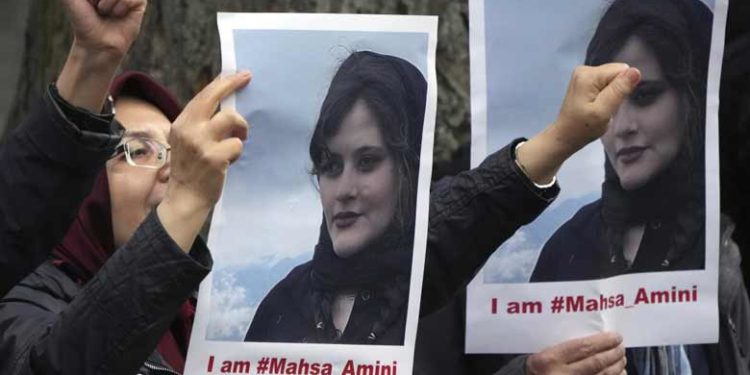 ഹിജാബിന്റെ പേരില്‍ മതപോലീസ് 22കാരിയെ കൊലപ്പെടുത്തിയ സംഭവം; ഇറാനിലെ പ്രക്ഷോഭത്തില്‍ പോലീസ് വെടിവെയ്പ്പ്; മൂന്ന് മരണം; നൂറിലേറെ പരിക്ക്